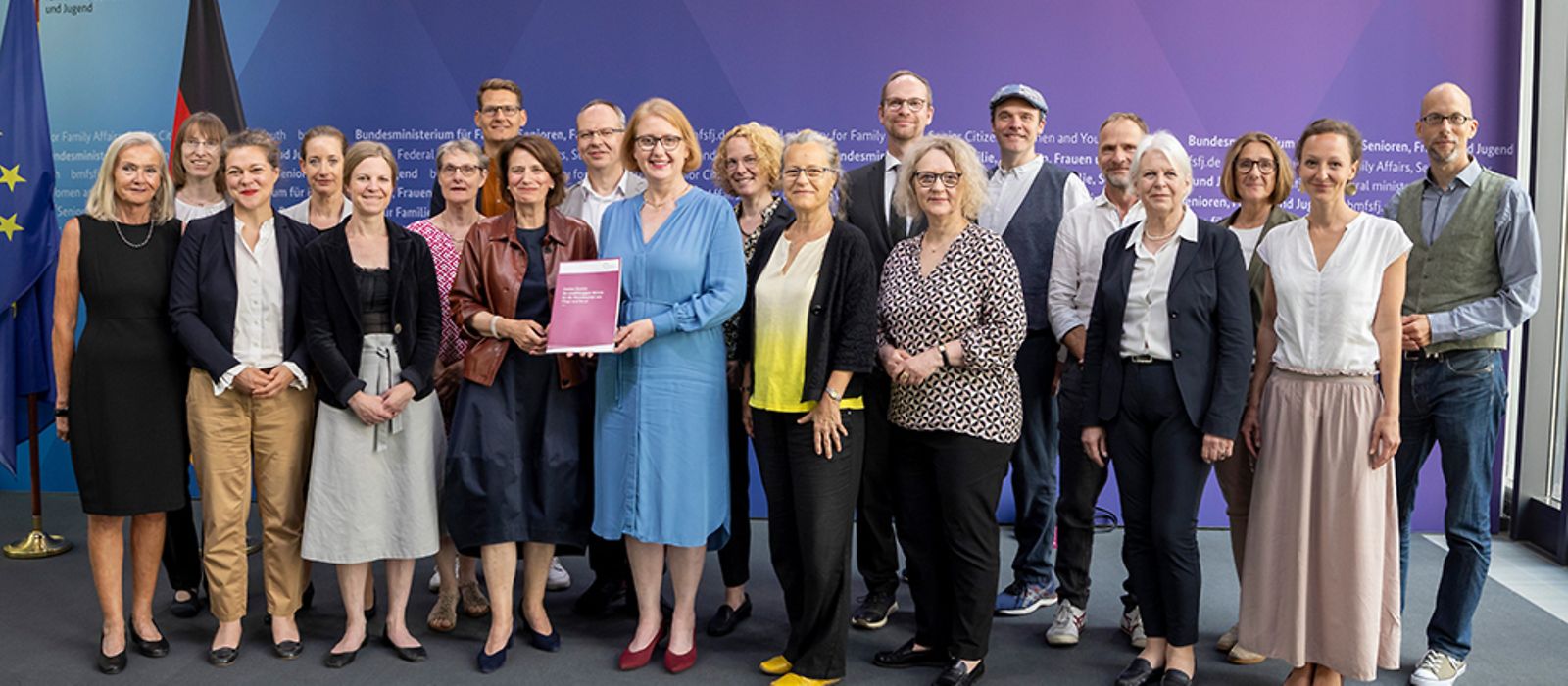 Gruppenfoto mit Bundesseniorenministerin Lisa Paus, die einen Bericht des Unabhängigen Beirats in der Hand hält.
